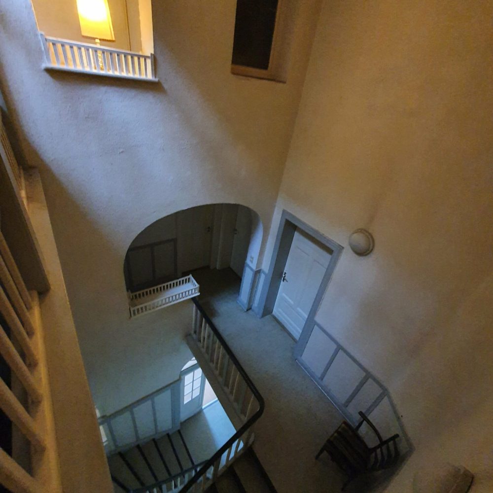 Das Treppenhaus: Auf drei Wohnetagen verteilt finden sich die acht Zimmer und das Apartment.