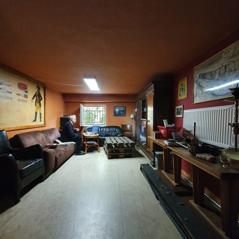 Das Raucherzimmer: Ausgestattet mit Fernseher und Sitzgelegenheiten, kann man sich hier zum entspannten Zigarre-Rauchen zurückziehen.