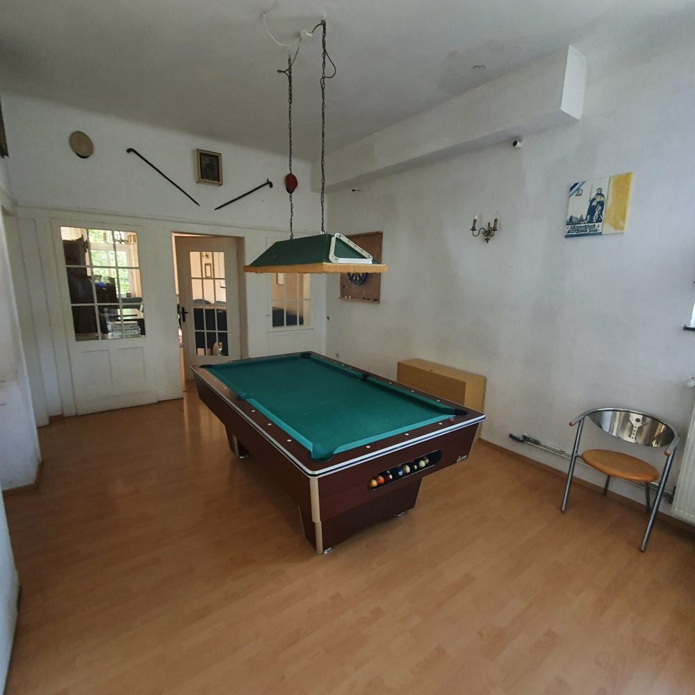Das Billiard- und Dartzimmer: Hier lenken wir uns vom Lernen ab und verbringen gemeinsame Abende bei Bier und Billiard.