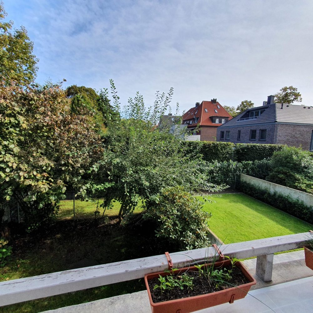 Der Küchenbalkon: Von hier aus hat man einen schönen Ausblick auf die Nachbargärten und kann im Sommer sein Frühstück genießen-